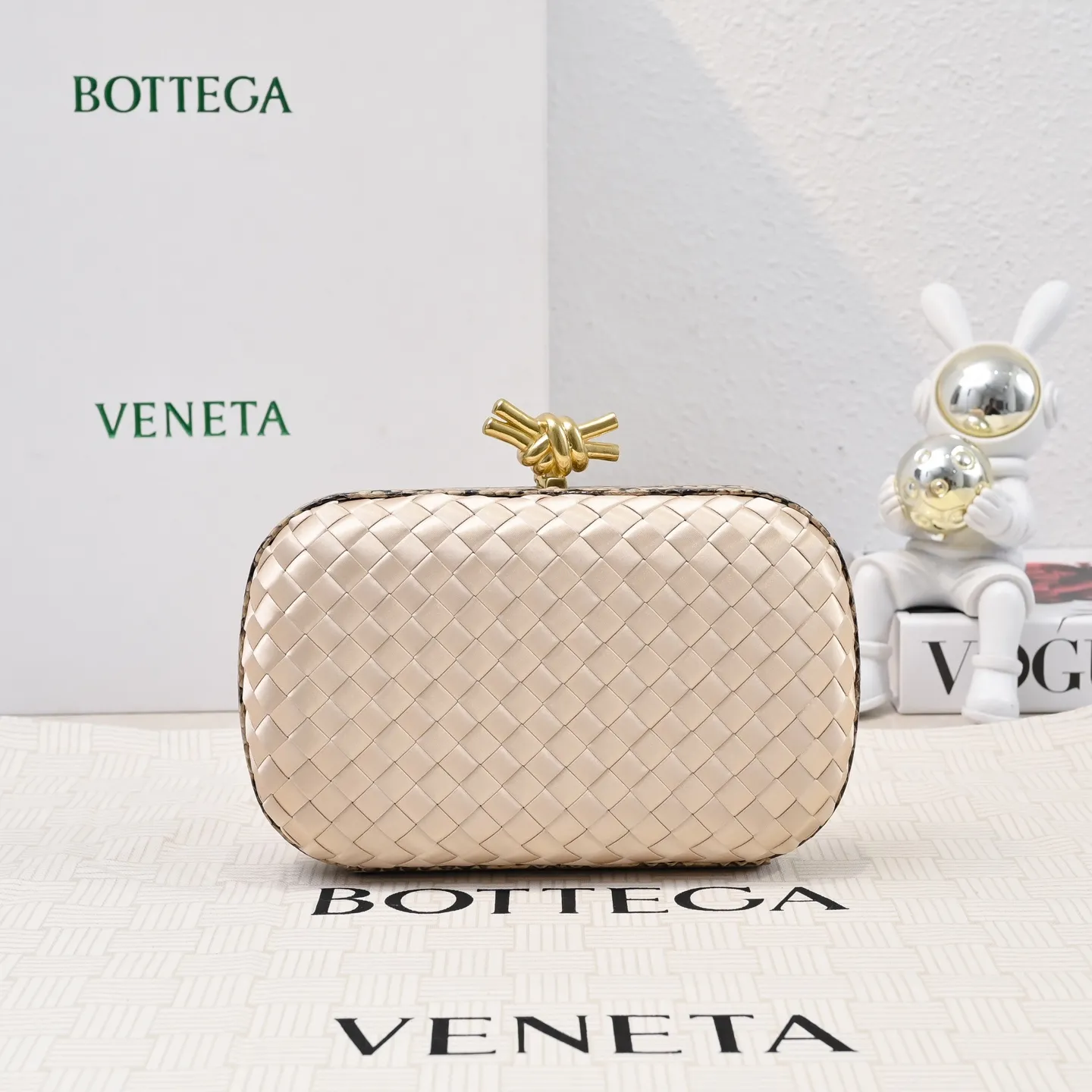Batch 1460 #BV Knot woven evening bag series ~ Each bag reveals exquisite elegance💫Iconic classic silk weaving➕snake skin trimming with knot buckle, soft and delicate feel. The design is small and exquisite, low-key without logo, elegant and elegant. Paired with evening dress or cheongsam, it has the atmosphere of a famous and wealthy lady. Full of aura and invincible texture💃 Model: 7622 Dimensions: 20x12x5.5